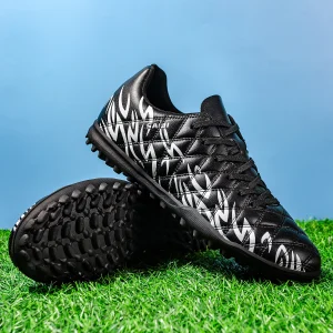 Chaussures de football basses flambant neuves pour hommes et femmes, disponibles en deux couleurs au choix, respirantes et durables.